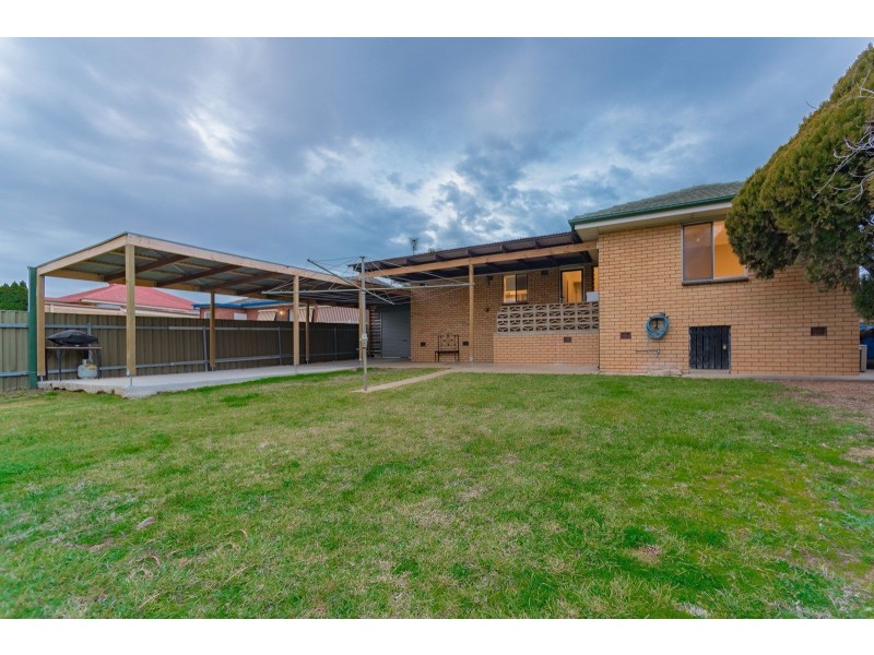 24 Nixon Crescent, Tolland NSW 2650