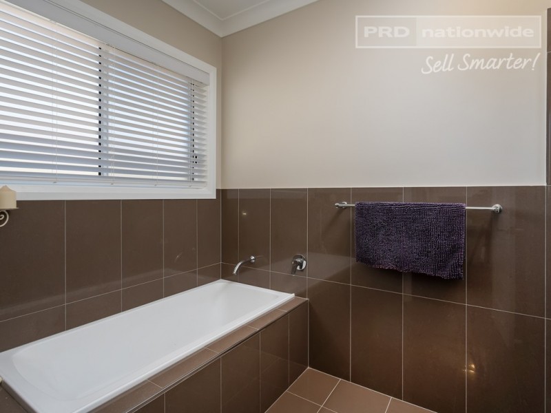 25 Watson Boulevard, Lloyd NSW 2650