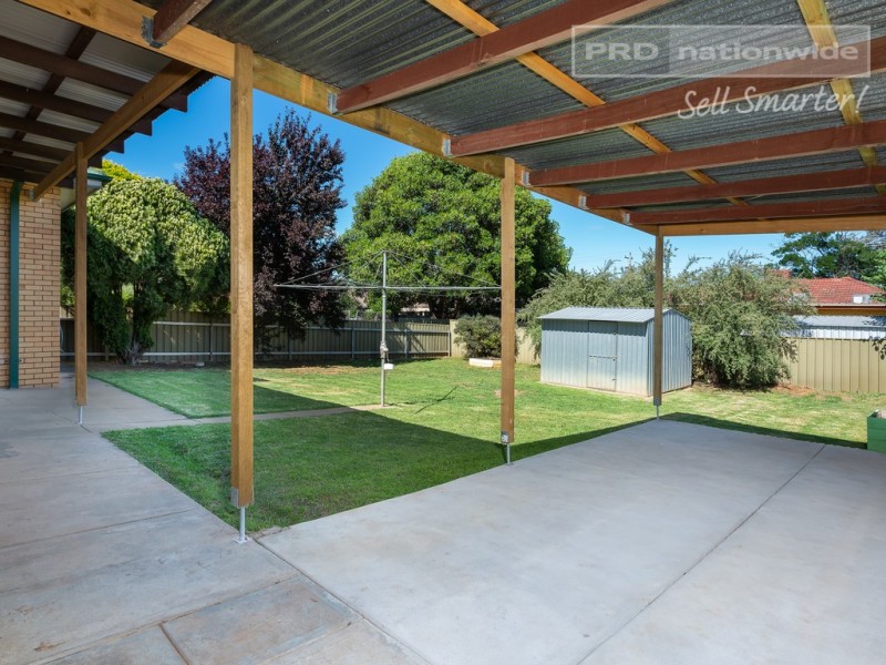 24 Nixon Crescent, Tolland NSW 2650