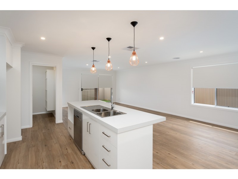 4 Barrett Street, Lloyd NSW 2650