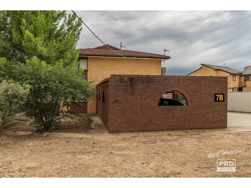 2/7B Henschke Avenue, Tolland NSW 2650