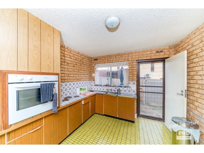 2/7B Henschke Avenue, Tolland NSW 2650