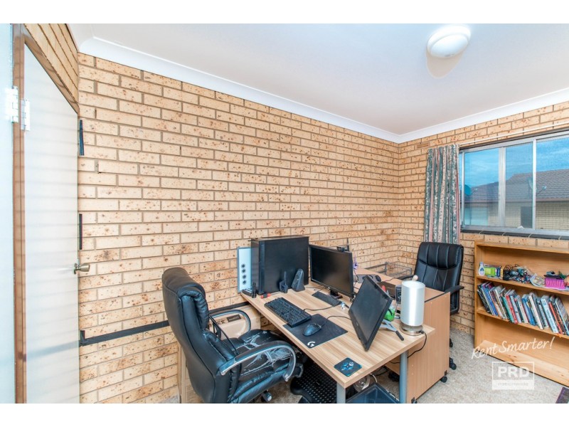 2/7B Henschke Avenue, Tolland NSW 2650