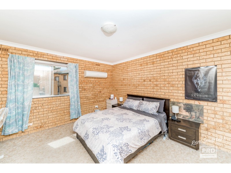 2/7B Henschke Avenue, Tolland NSW 2650