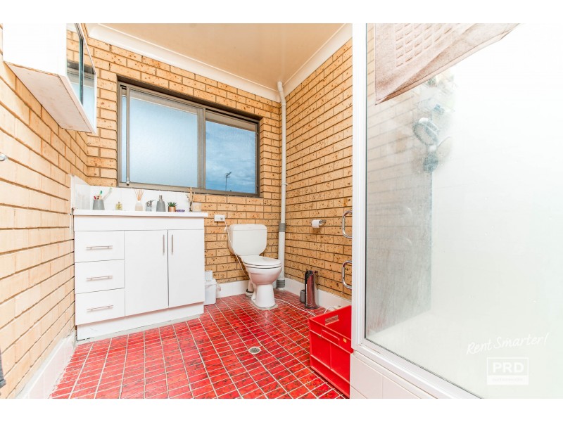 2/7B Henschke Avenue, Tolland NSW 2650