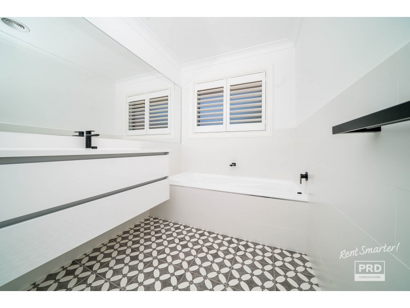 2/34 Lindsay, Turvey Park NSW 2650