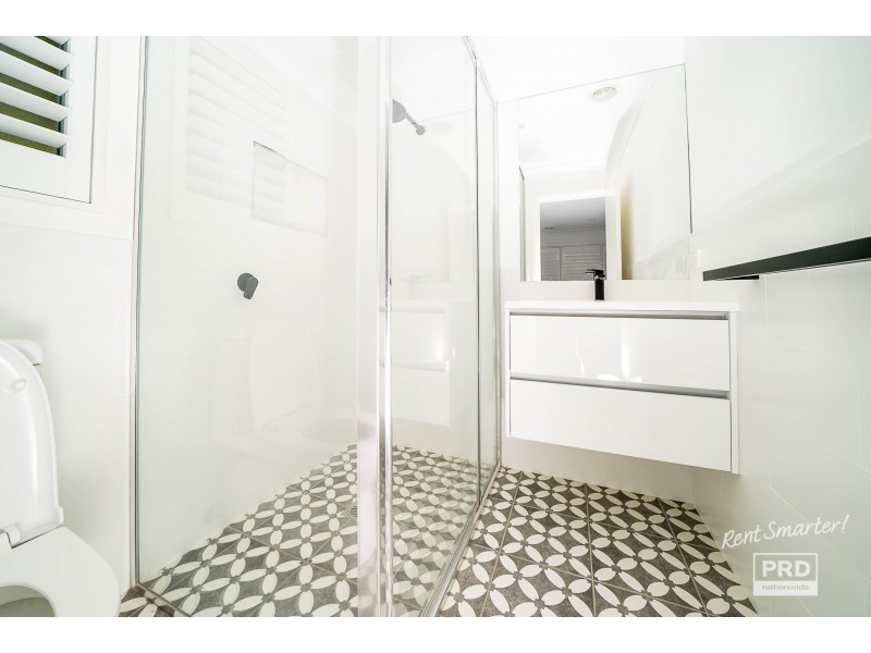 2/34 Lindsay, Turvey Park NSW 2650