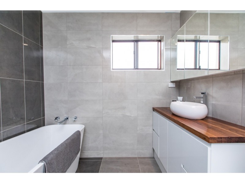 451 Lake Albert Road, Lake Albert NSW 2650