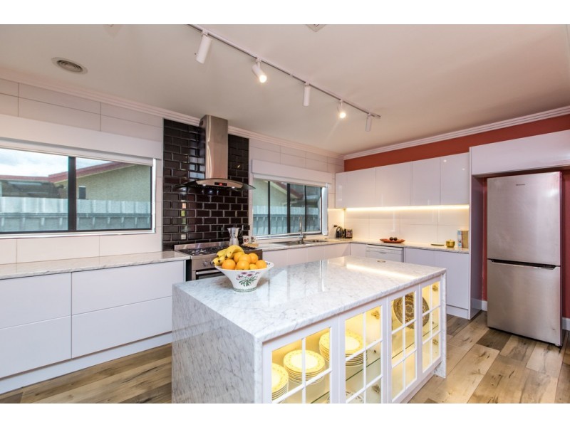 451 Lake Albert Road, Lake Albert NSW 2650