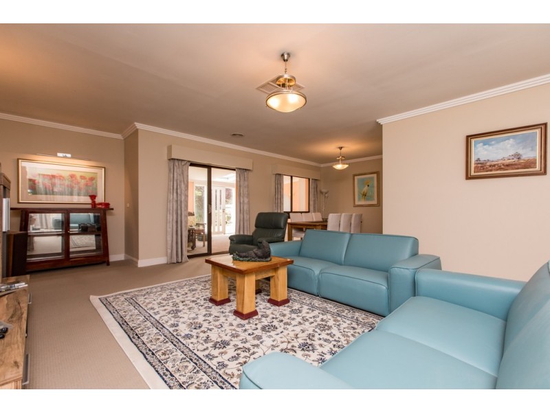 451 Lake Albert Road, Lake Albert NSW 2650