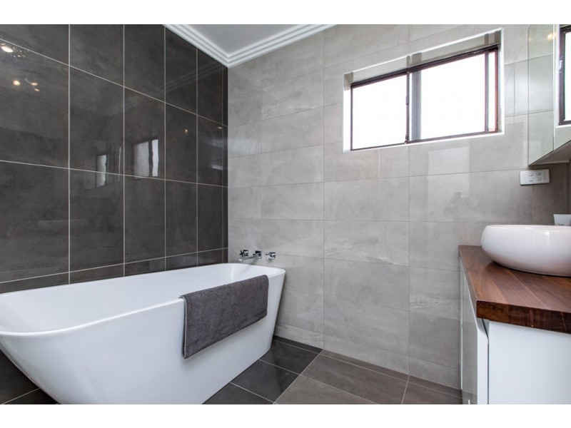 451 Lake Albert Road, Lake Albert NSW 2650