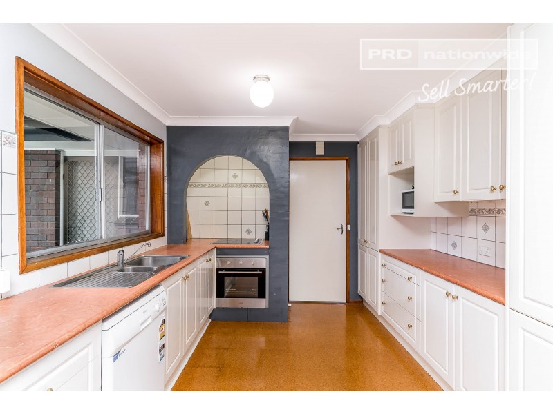 17 Malaya Drive, Tolland NSW 2650