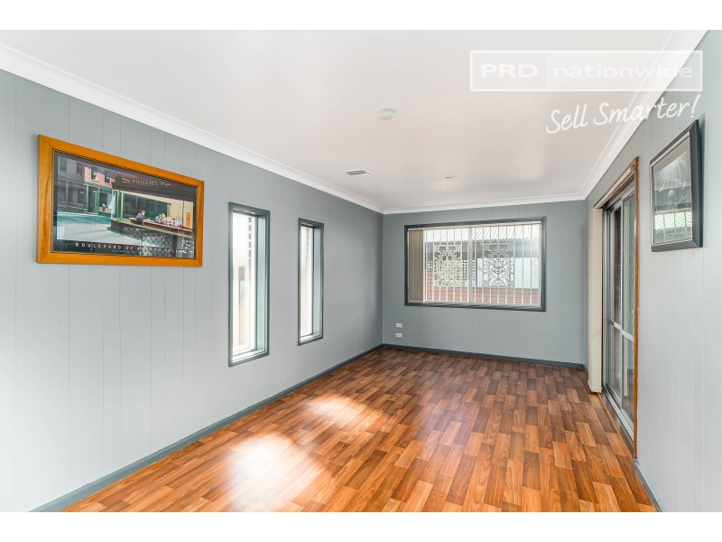 17 Malaya Drive, Tolland NSW 2650