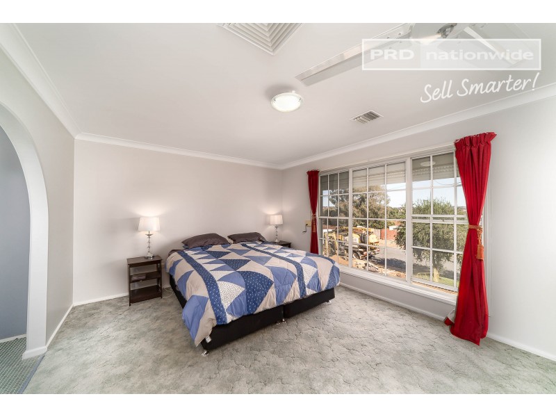 17 Malaya Drive, Tolland NSW 2650