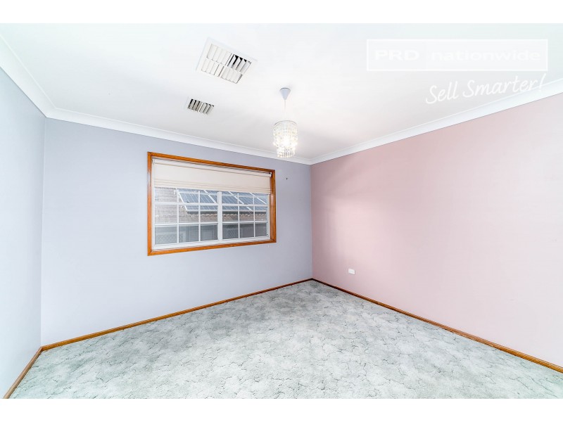17 Malaya Drive, Tolland NSW 2650