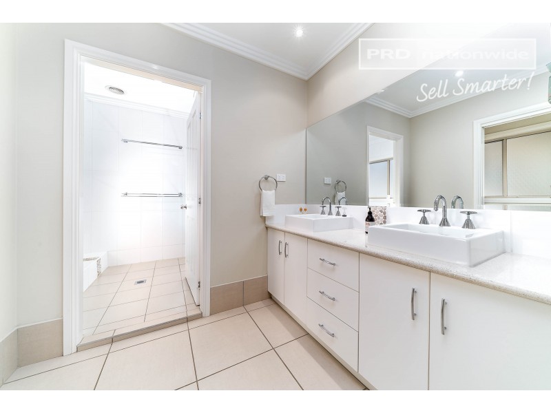 5 Veronica Place, Lake Albert NSW 2650