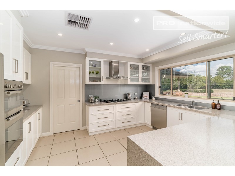 5 Veronica Place, Lake Albert NSW 2650