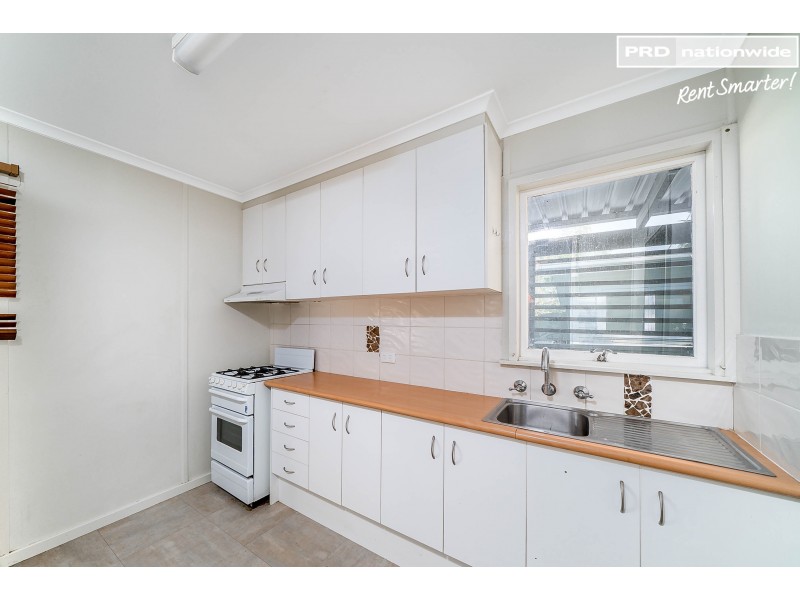15 Chifley Crescent, Kooringal NSW 2650