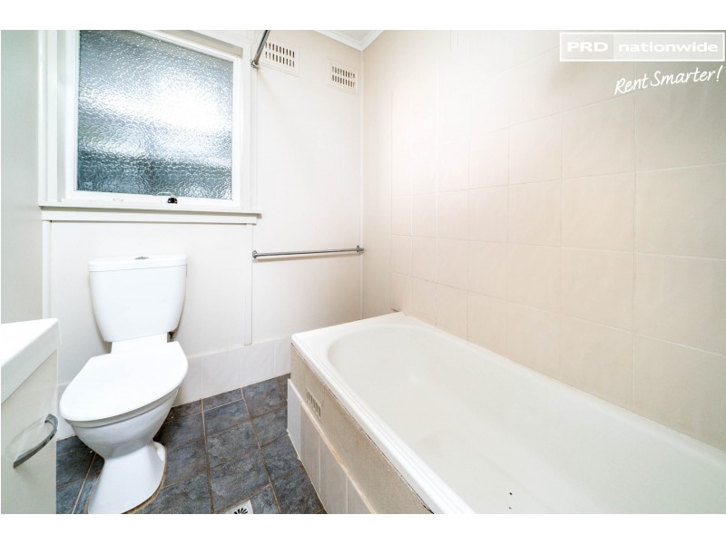 15 Chifley Crescent, Kooringal NSW 2650