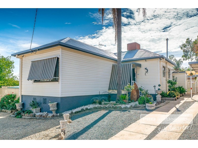156 Macleay Street, Mount Austin NSW 2650