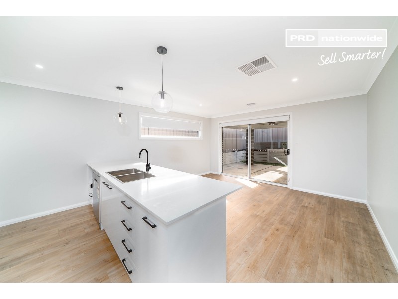 2/8 Wylie Court, Boorooma NSW 2650