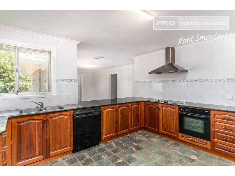 4 Oleander Crescent, Lake Albert NSW 2650