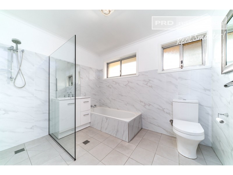 4 Oleander Crescent, Lake Albert NSW 2650