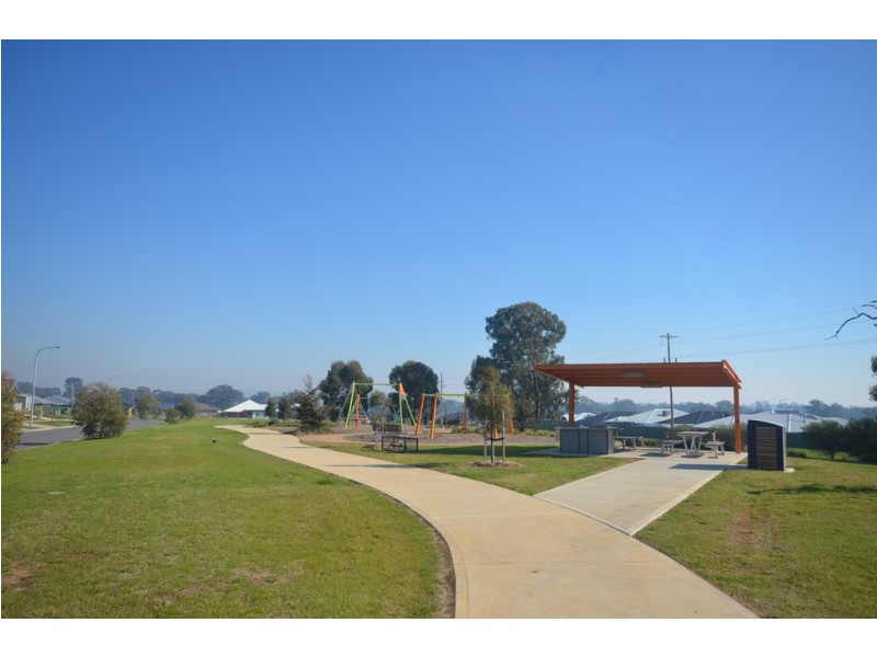 18 Hazelwood Drive, Forest Hill NSW 2651