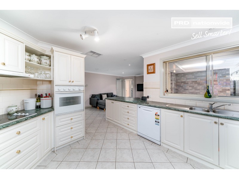 28 Roberts Way, Kooringal NSW 2650