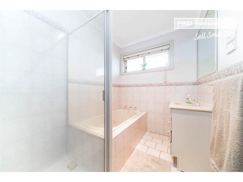 28 Roberts Way, Kooringal NSW 2650
