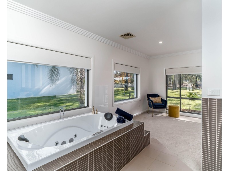 567 Kooringal Road, Lake Albert NSW 2650