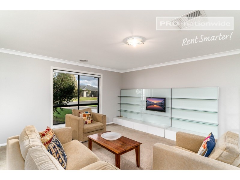 2 Warambee Crescent, Glenfield Park NSW 2650