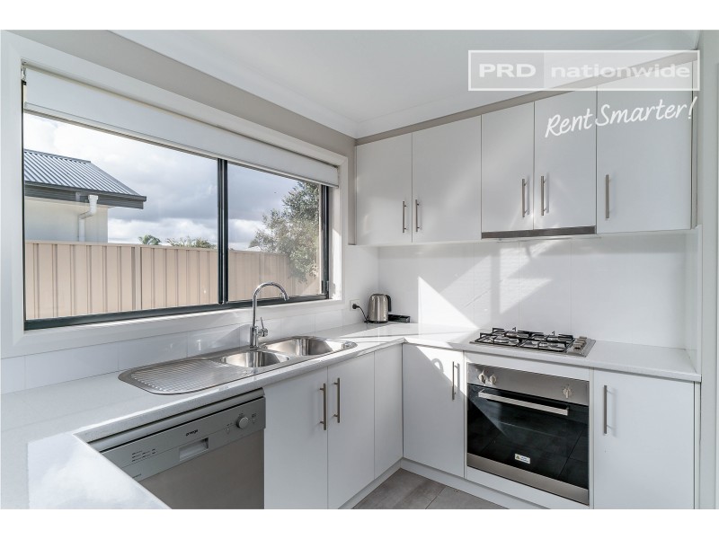 2 Warambee Crescent, Glenfield Park NSW 2650