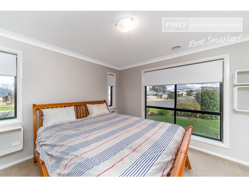 2 Warambee Crescent, Glenfield Park NSW 2650