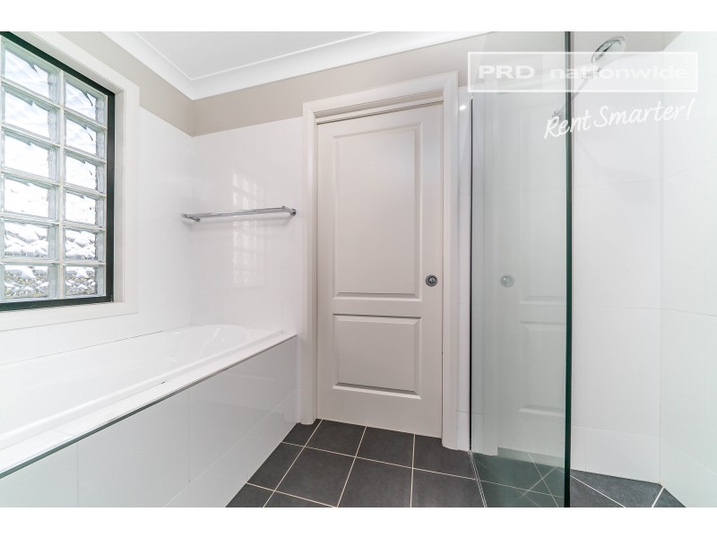 2 Warambee Crescent, Glenfield Park NSW 2650