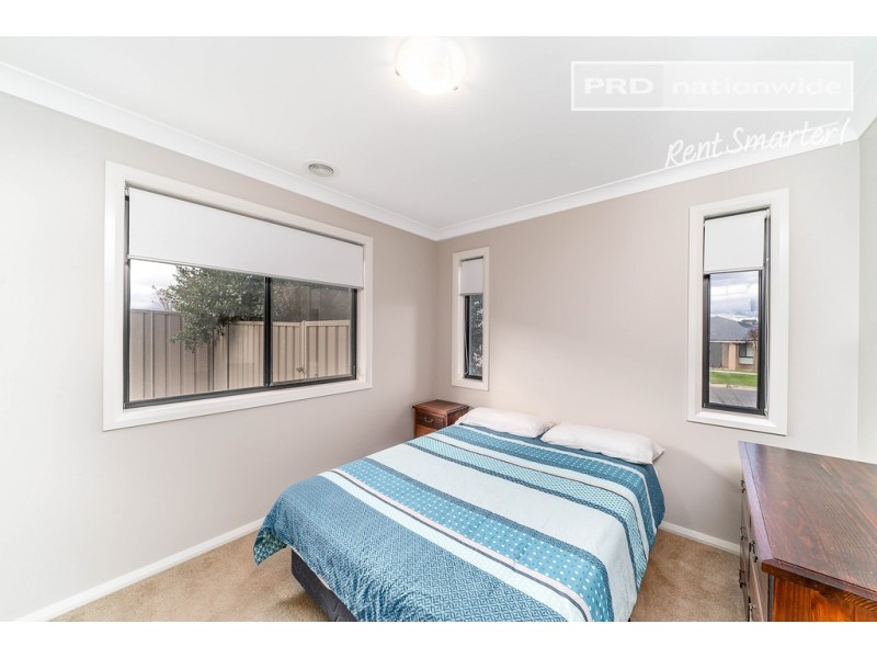 2 Warambee Crescent, Glenfield Park NSW 2650