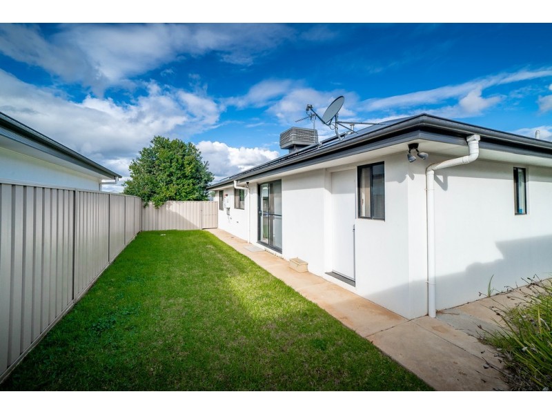 2 Warambee Crescent, Glenfield Park NSW 2650
