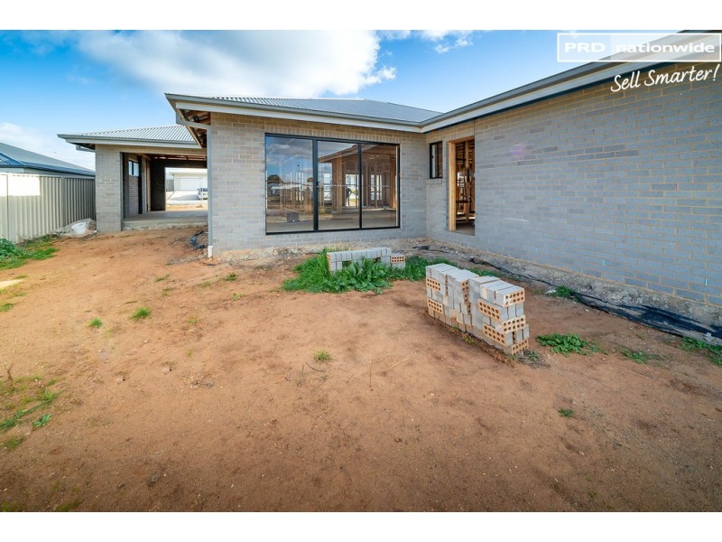 18 Mugga Street, Gobbagombalin NSW 2650
