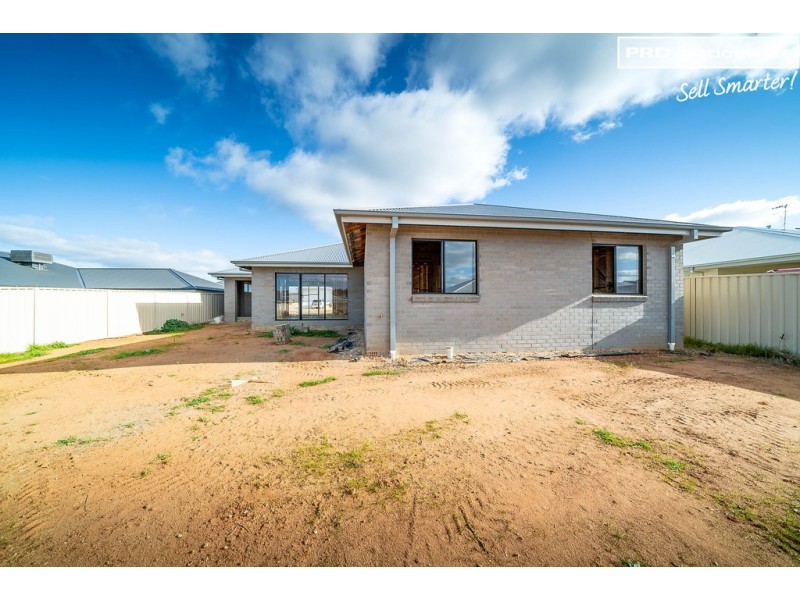 18 Mugga Street, Gobbagombalin NSW 2650