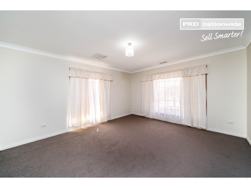 20 Paldi Crescent, Glenfield Park NSW 2650