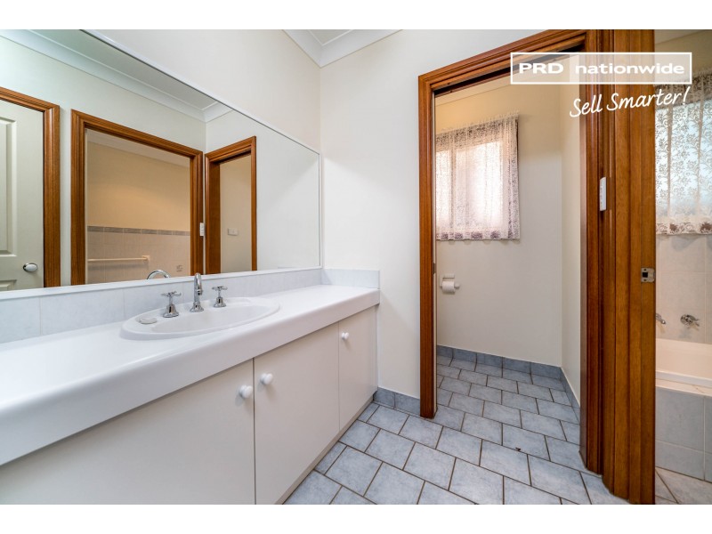 20 Paldi Crescent, Glenfield Park NSW 2650