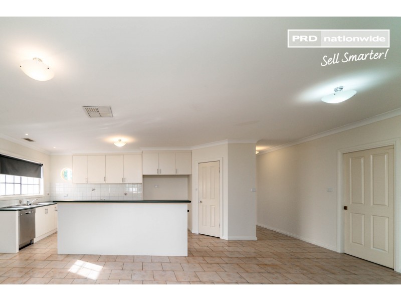 20 Paldi Crescent, Glenfield Park NSW 2650