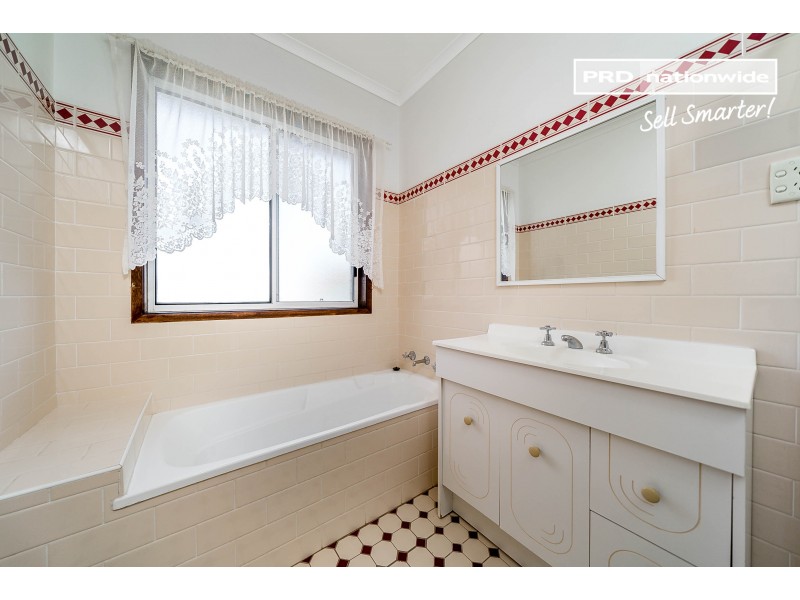 1/14 Canola Place, Estella NSW 2650