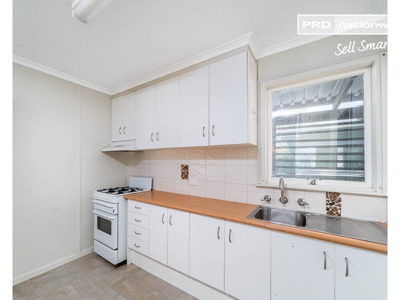 15 Chifley Crescent, Kooringal NSW 2650