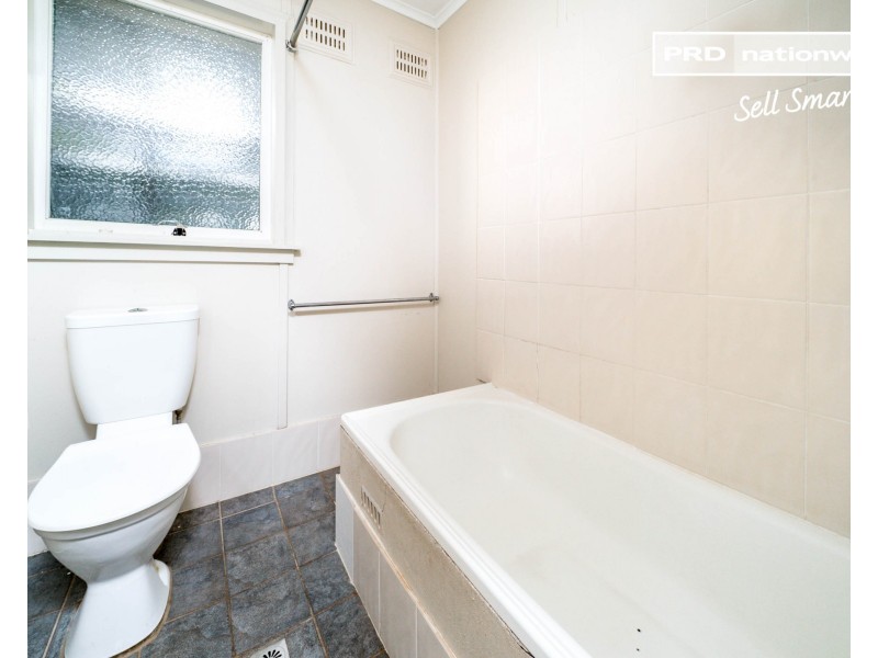 15 Chifley Crescent, Kooringal NSW 2650