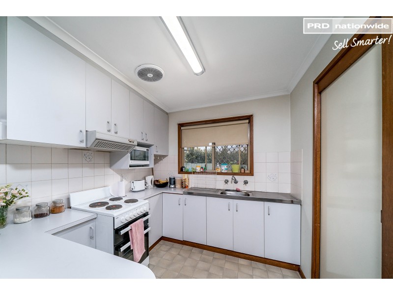 2/22 Dove Street, Mount Austin NSW 2650