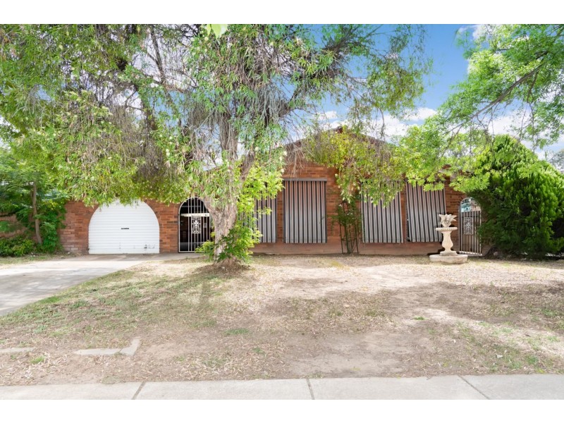 16 Pinaroo Drive, Glenfield Park NSW 2650