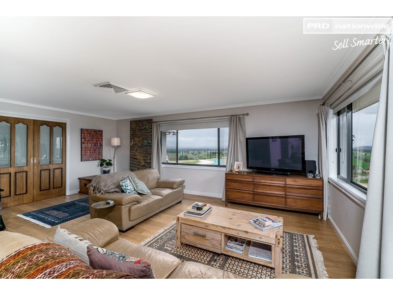 77 Bavin Road, North Wagga Wagga NSW 2650
