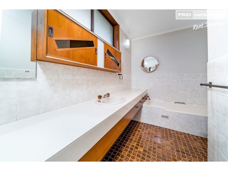 28 Lakeside Drive, Lake Albert NSW 2650