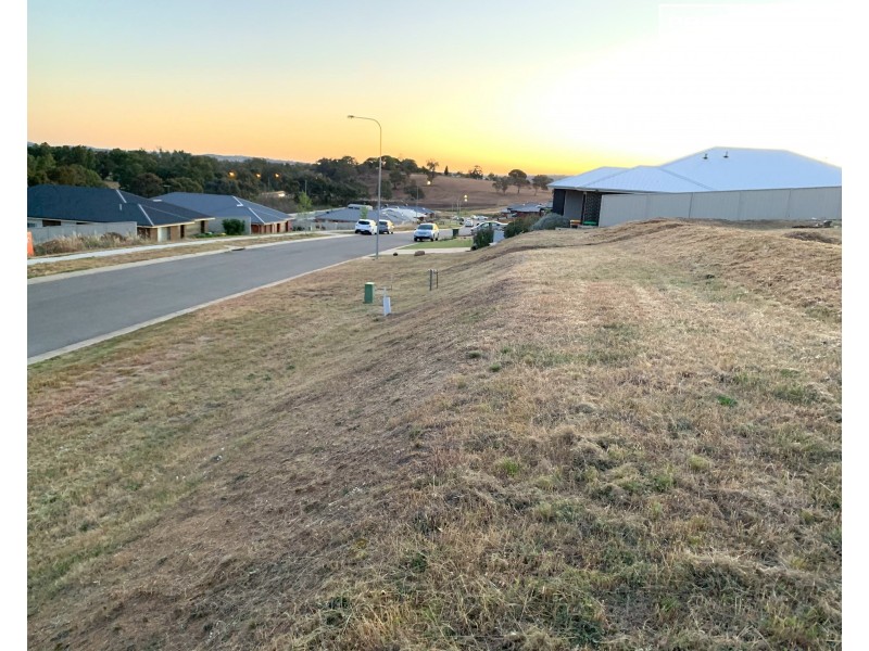 4 Sunvale Crescent, Estella NSW 2650